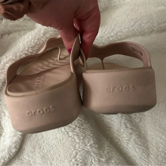 Crocs Getaway Platform Flip Flops in Quartz - Picture 8 of 11